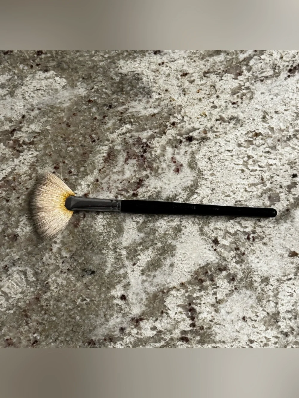 Morphe M310 Fan Makeup Brush